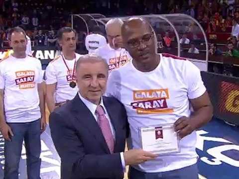1985 - 1986 sezonlarında üstüste şampiyon olan GS basketbol takımı