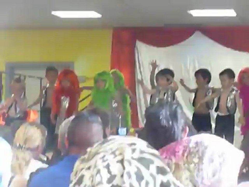 Enes et Emma à la fancy-fair de leur école.