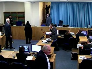 Homem invade depoimento de Tony Blair