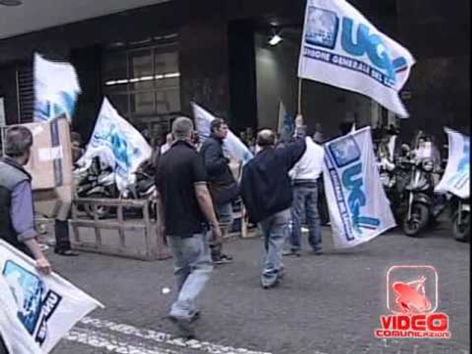 Napoli - La protesta dei dipendenti della "Global Service'' (28.05.12)