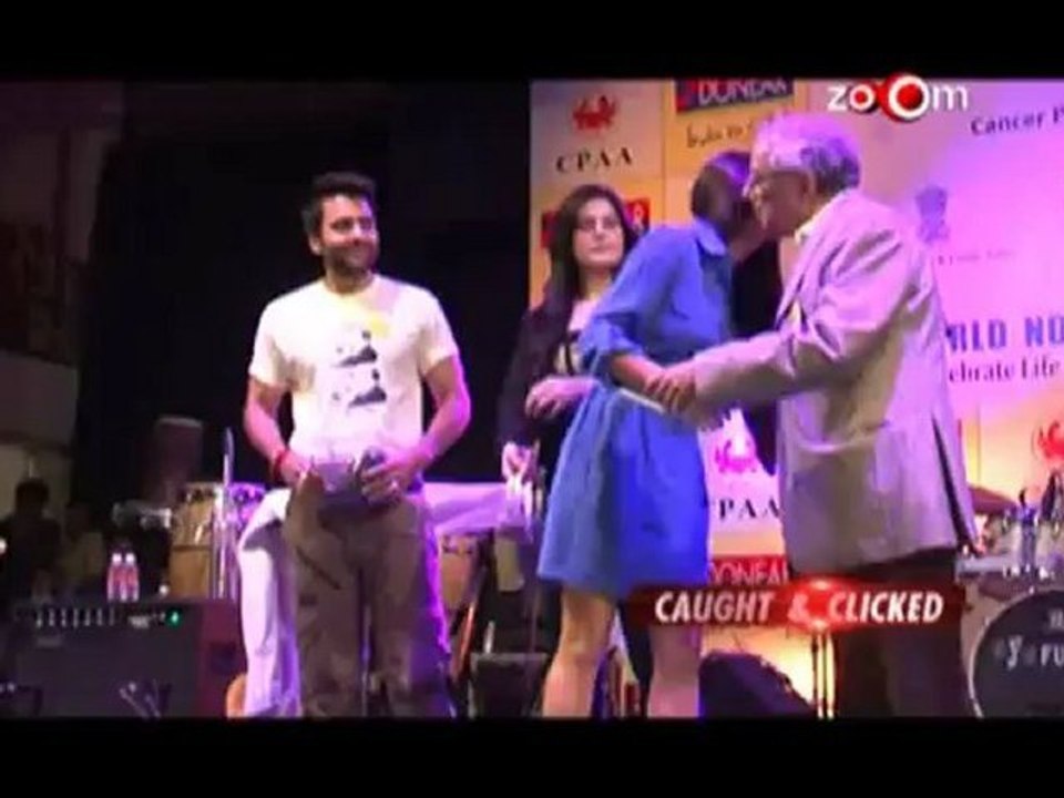 Shahrukh Khan celebrates his success with Akshay Kumar & Prabhudeva,Poonam Pandey poses nude for Shahrukh Khan's team, &more