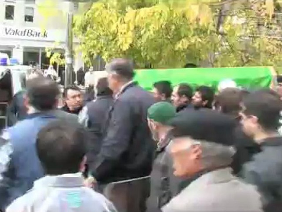 Van depreminde ölen öğretmen Aksaray'da toprağa verildi