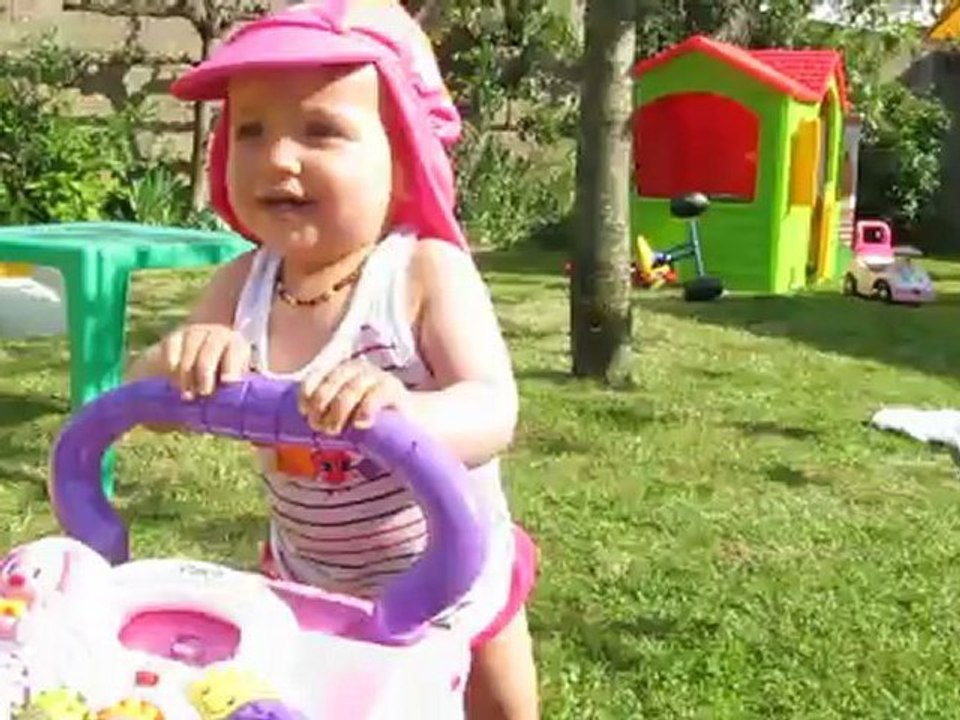 20120528 Léa marche trotteur+