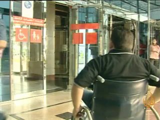 تجربة الكرسي .. معاناة ذوي الاحتياجات الخاصة