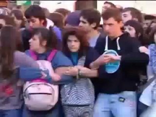 La policía nacional agrede y detiene a 6 niños en una protesta en Valencia 15 de Febrero 2012 V2