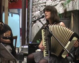Entre l'amer de et par le duo DALEKO