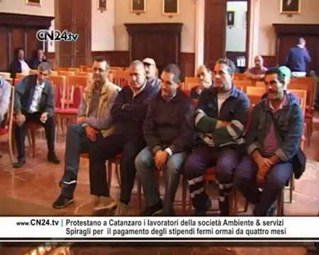 Protestano a Catanzaro i lavoratori della società Ambiente & servizi