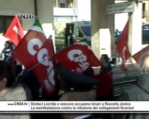 Sindaci Locride e vescovo occupano binari a Roccella Jonica