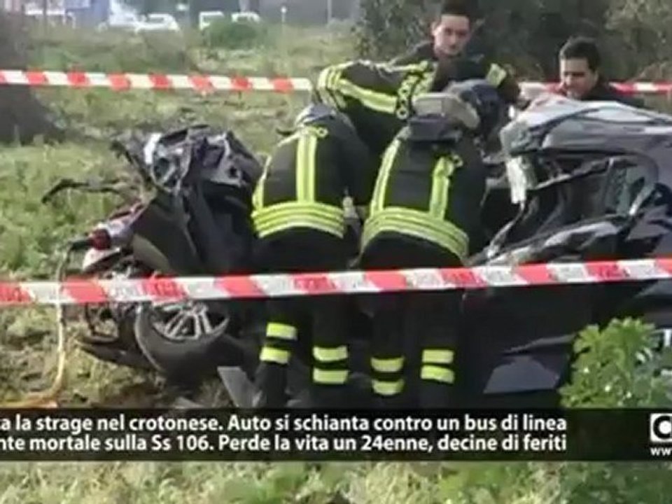 Auto si schianta contro un bus nel crotonese. Un morto e decine di feriti