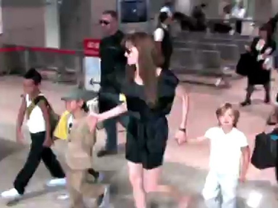 Brad Pitt And Angelina Jolie Love Karaoke