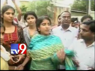 YS Bharathi went to jail to see jagan