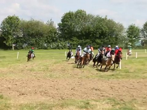 Course de poneys à Simplé plat pour poneys de 1,11m à 1,21m avec une chute en prime !