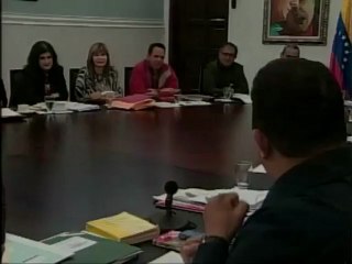 Presidente Chávez recita poema con "carga erótica" en cadena