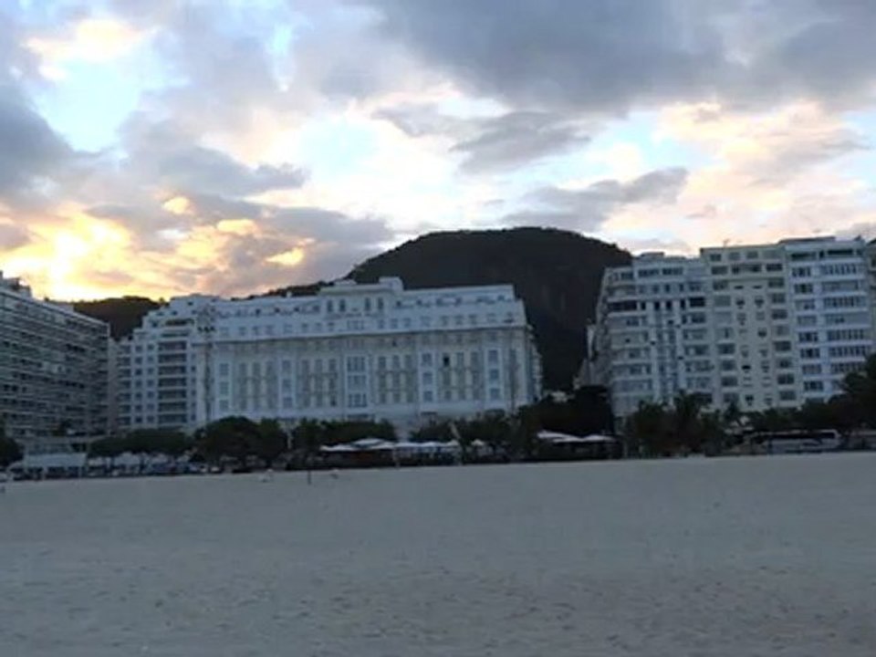 BRESIL: Sur la plage de Copacabana à Rio de Janeiro.