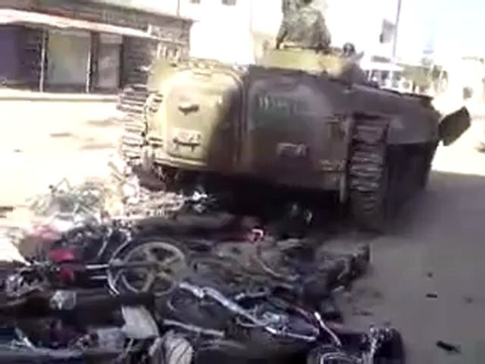 Syria فري برس مقطع مسرب دعس موتورات بدبابة بي ام بي Syria