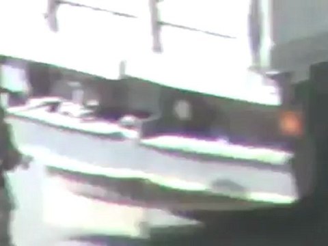 Syria فري برس حماه المحتلة منطقة الجب الشبيحة وعصابات الاسد تسرق المحلات التجارية Hama