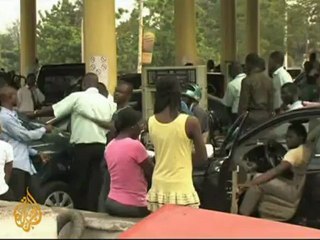 Nigerians queue up for scarce fuel  - 22 Dec 09