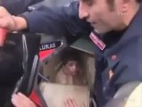 Un niño es rescatado por los bomberos de una caja fuerte