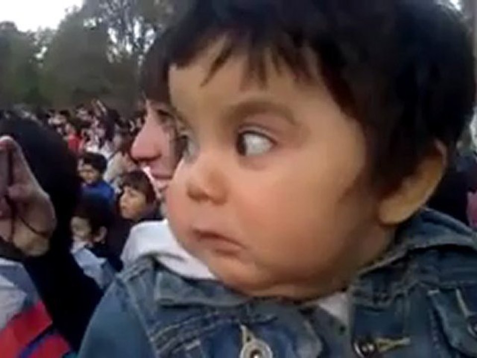 فيديو‬‏ طريف لرده فعل طفل مدهشة اثناء مشاهدة عرض عسكري.