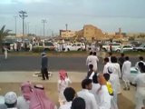 ثور هائج يسبب ازمة في احد شوارع السعودية