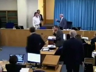 Un manifestante interrumpe a gritos la comparecencia de Tony Blair