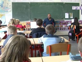 Aymen Abdennour en classe avec les CM2 de Castelginest