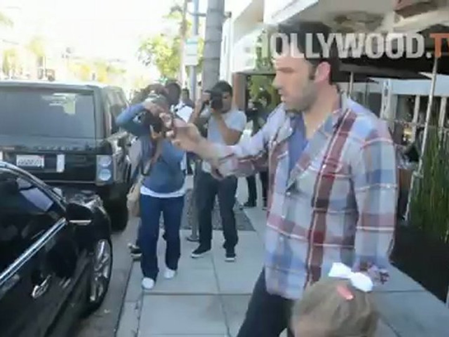 ⁣Ben Affleck plays dad in Beverly Hills! -- Hollywood.TV