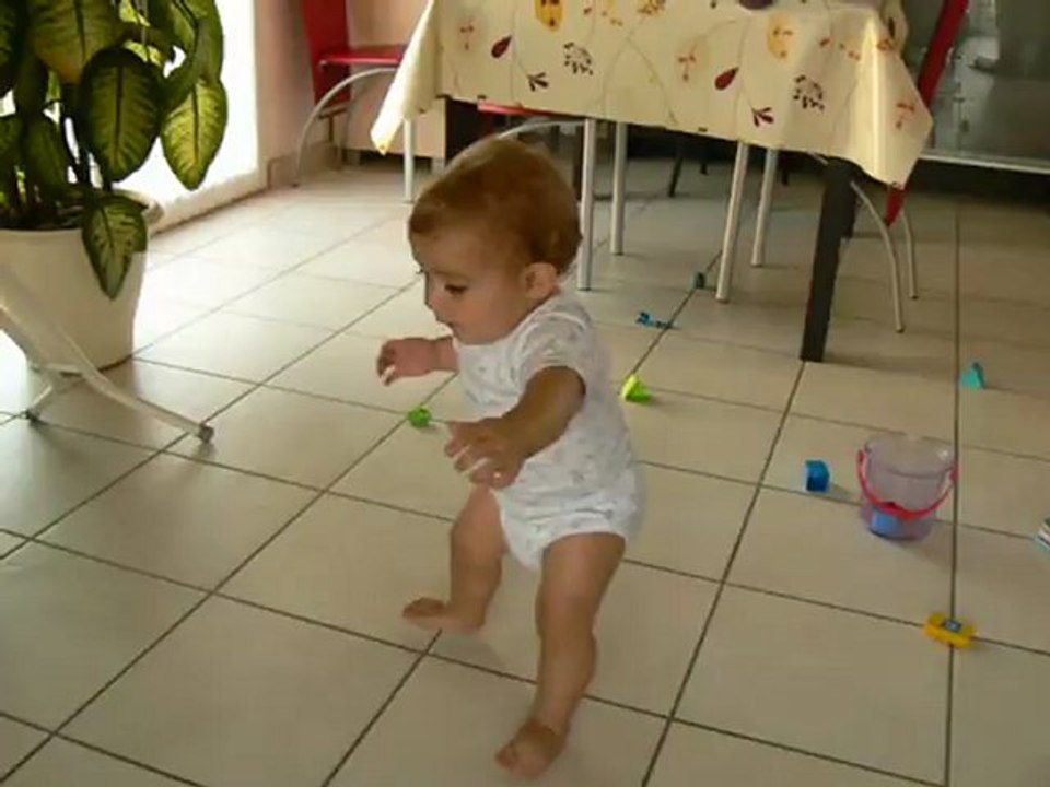 Lola fait ses premiers pas (20.08.2011)