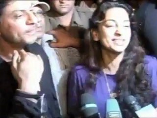 Shahrukh Khan & Juhi Chawla gets MOBBED