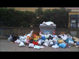 Aversa (CE) - Rifiuti, proteste dalla scuola "De Curtis" (29.05.12)