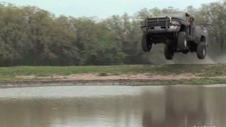 Une Dodge Ram dans un lac