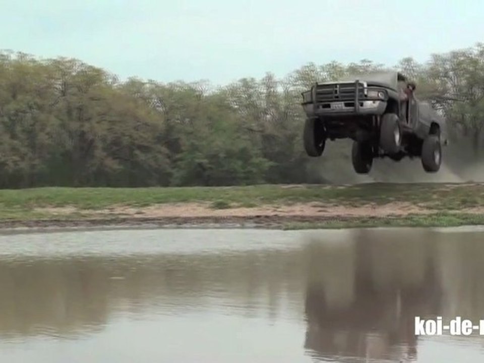 Une Dodge Ram dans un lac