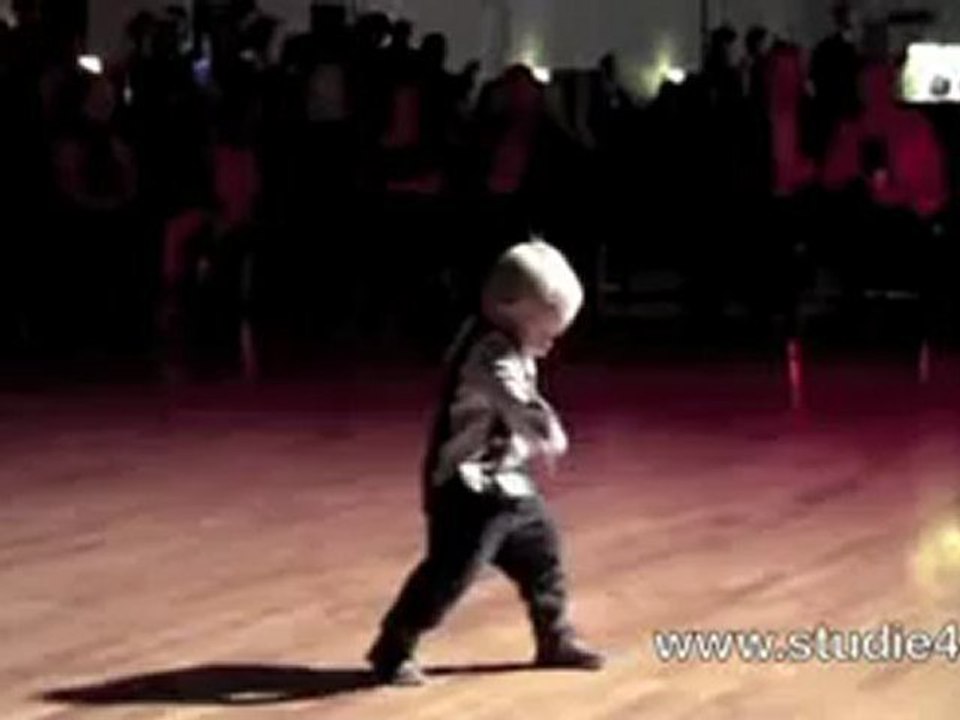2_year_old_dancing_the_jive