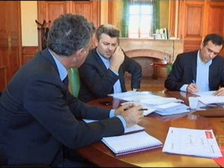 LA RACAILLE POLITICIENNE ET BANCAIRE NOUS ASSERVISSENT PAR L'INTERET !! JUGEONS LES POUR HAUTE TRAHISON !!