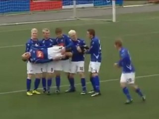 لاعبو فريق نيوزيلاندي يحتفلون بطرق غريبة عند تسجيلهم للأهداف