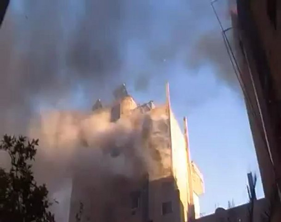 Syria فري برس حمص الحيدية احتراق هائل للمنازل جراء القصف بالصواريخ هااام 30 5 2012 Homs