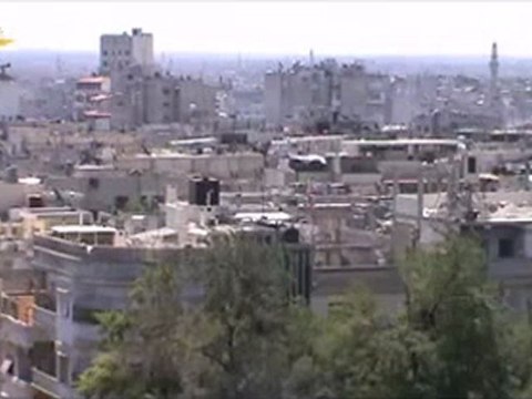Syria فري برس حمص قصف صاروخي على حي الخالدية وتصاعد الدخان من المنازل 30 5 2012 Homs