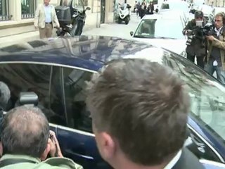 Nicolas Sarkozy sort de ses nouveaux bureaux à Paris