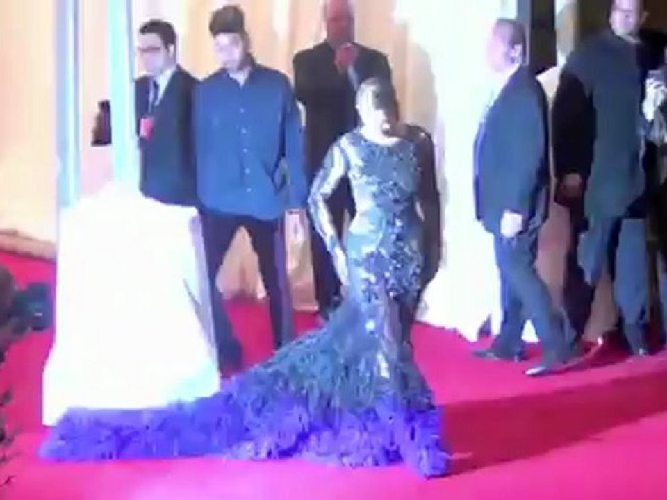 Promis zeigen bein in durchscheinenden röcken