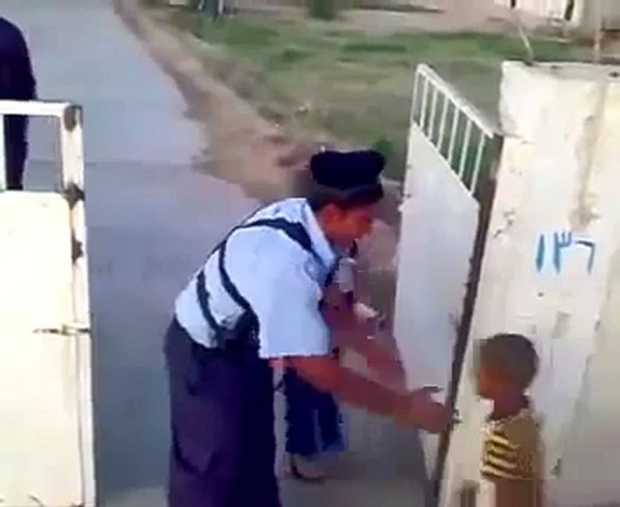 Fouille aux fesses d'un gardien en Irak