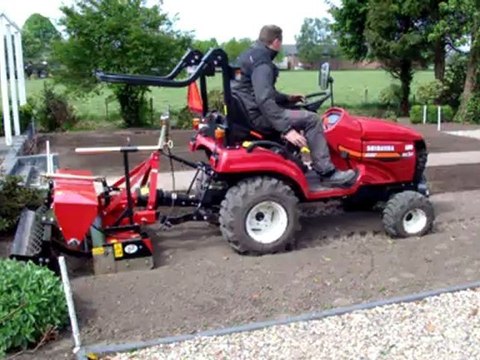 inzaaien gras minitrekker #hovenier# omgeving #Apeldoorn# Zutphen Deventer