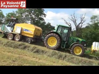 CUMA de Villecomtal : pressage et enrubannage tout terrain !