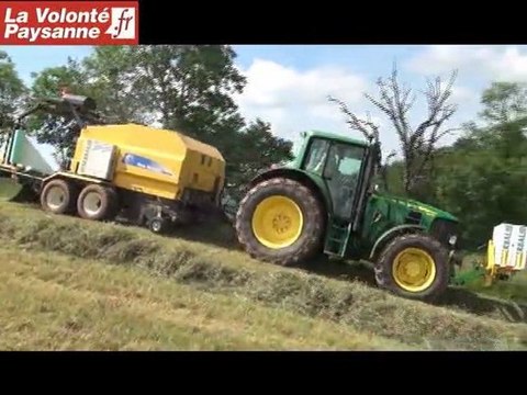 CUMA de Villecomtal : pressage et enrubannage tout terrain !