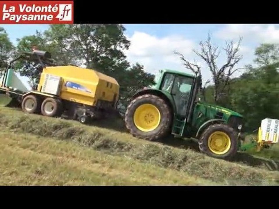 CUMA de Villecomtal : pressage et enrubannage tout terrain !