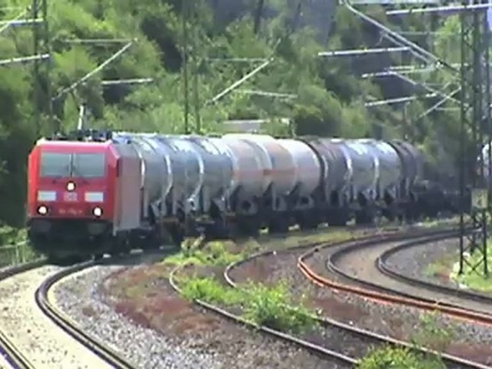 Züge bei Kestert am Rhein und Raddampfer Goethe, MRCE BR189, BR152, BR185, BR428 2x BR143