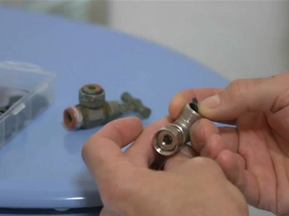 JE CHANGE LE ROBINET D ALIMENTATION DE MES TOILETTES