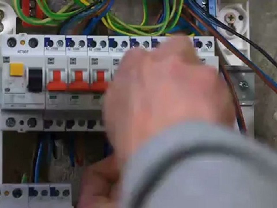 J INSTALLE UN TABLEAU ELECTRIQUE