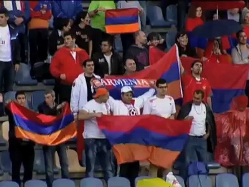 Papa köpft Griechen zum Sieg