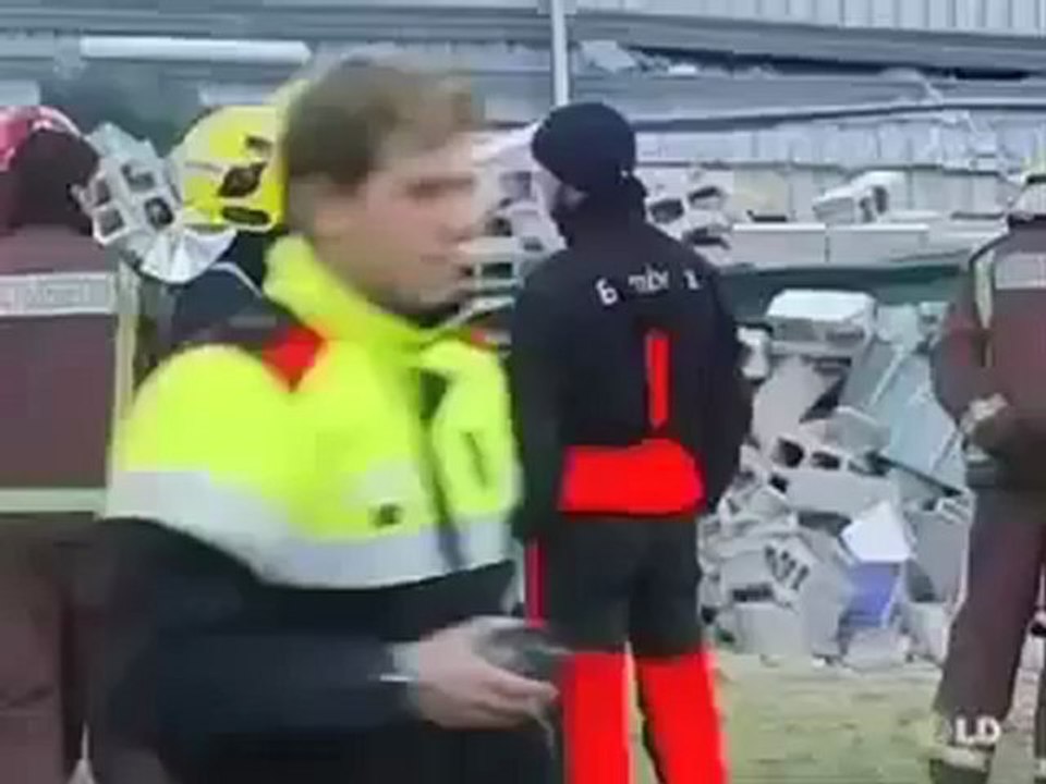 Mueren cuatro niños al hundirse el tejado de un polideportivo en Barcelona