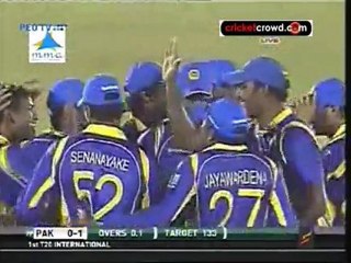 Perera, Mathews thrash Pakistan